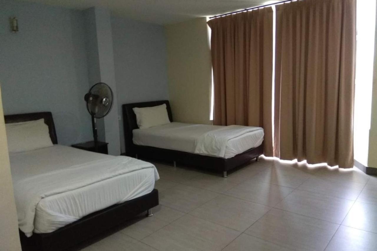 Oyo 90021 Star View Hotel Kampong Batu Tiga Kültér fotó